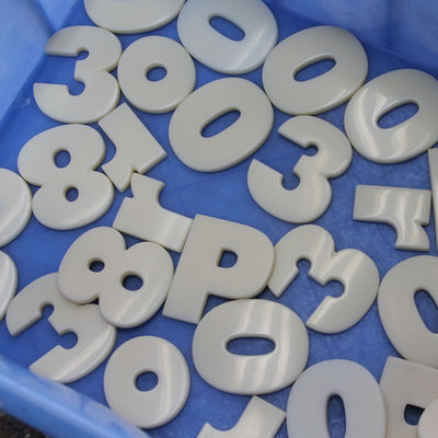 プラスチックABS刻み目を取り除く紙やすりで磨く表面の終わりを用いる急速なCNCのプロトタイピングの部品