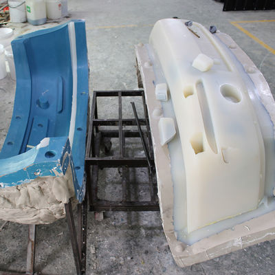 自動車バンパーのための縁の反応射出成形のプラスチック大きい部品