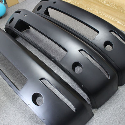 大きいプラスチック射出成形の自動車部品の縁の刻み目を取り除く塗る表面の終わり