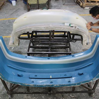 反作用の塗る表面の終わりの刻み目を取り除くプラスチック射出成形の縁の自動車部品