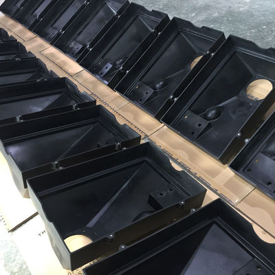 カスタマイズされたプラスチック注入鋳造物の縁表面の終わりOEMの刻み目を取り除く大きい部品