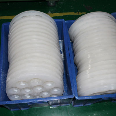 CNC紙やすりで磨く製粉の機械化CNCのプラスチック部品表面の終わりに砂を吹き付ける